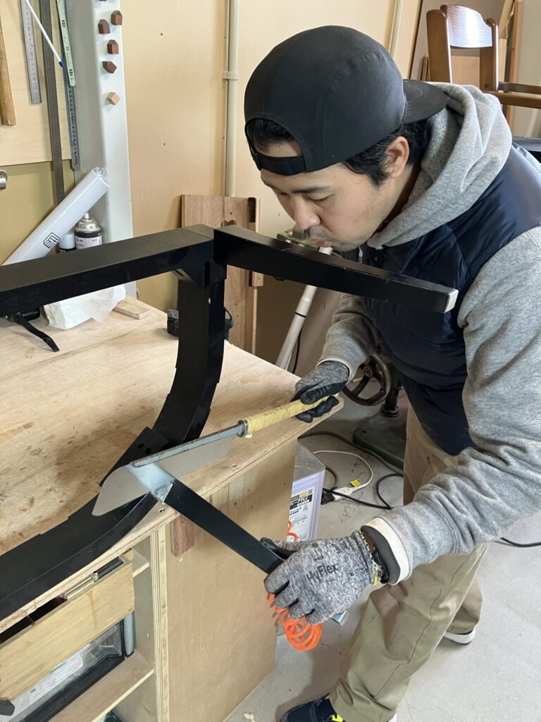 4本脚の家具の導突鋸でのカット作業
