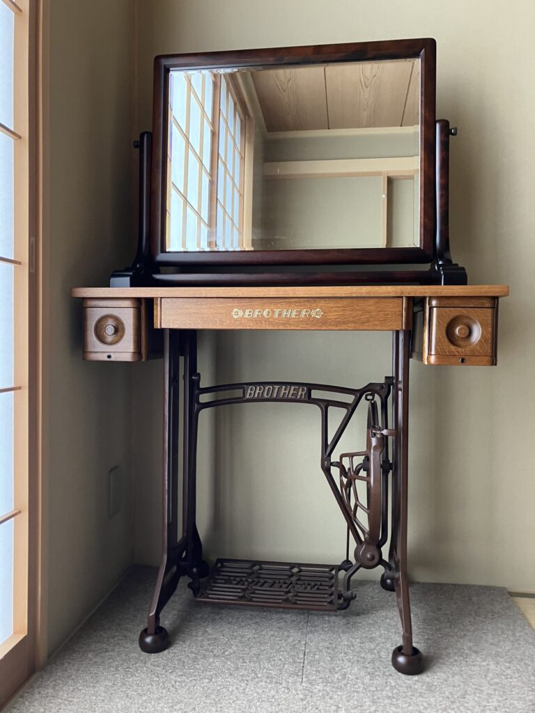 足踏みミシンをドレッサーにリメイク